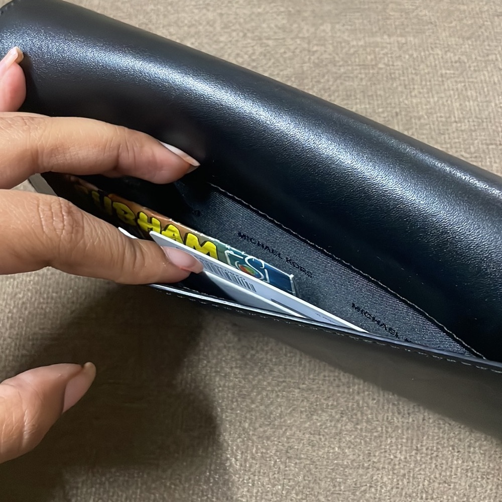Michael Kors Sutton Wallet - Picture 4 of 11